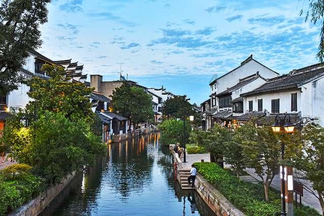 从卖妻赌钱的无赖,到权倾朝野的九千岁,魏忠贤这一刀挨得值吗?